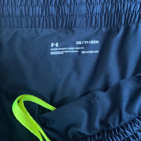 Under armour black & neon yellow loose fit athletic shorts size XS - Picture 3 of 4